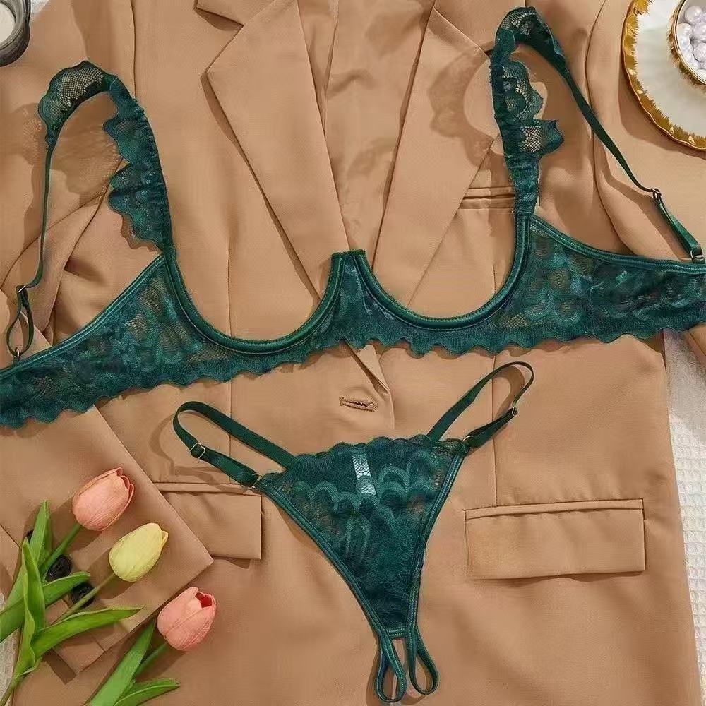 Three-piece sexy lingerie set, hollowed-out seductive and alluring lingerie set.